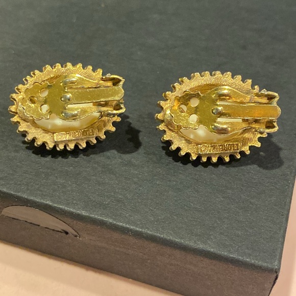 FlorenzA Gold Tone Cameo Earrings with Clip Backs. - Picture 4 of 5